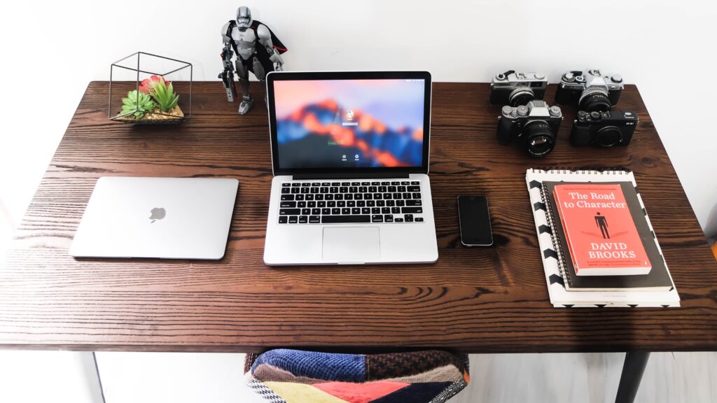 Uma mesa organizada convida ao estudo